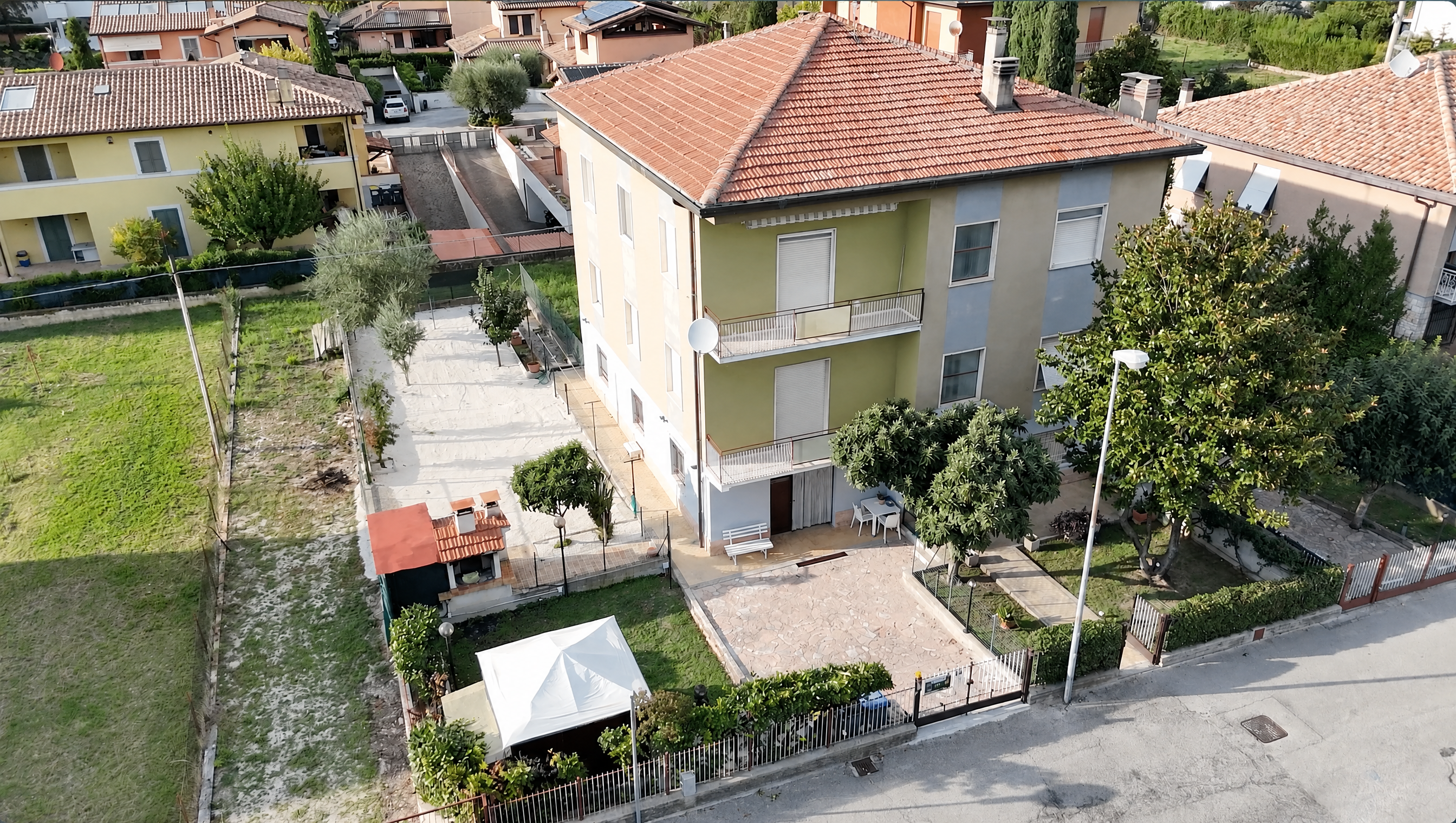 Villa bifamiliare in vendita a FOLIGNO – Bifamiliare Con Corte Esclusiva In Zona Santo Pietro